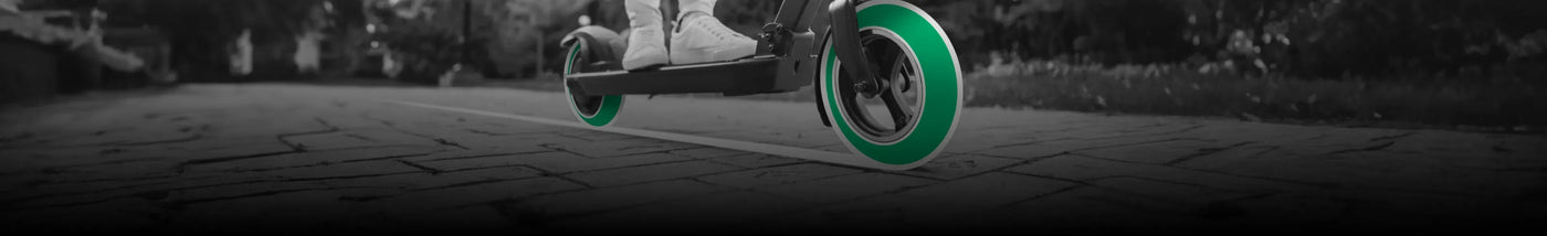 Scooter eléctrico avanzando hacia el futuro.